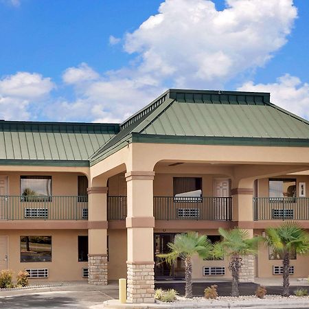 Super 8 By Wyndham Byron/South Macon Hotel Exterior photo